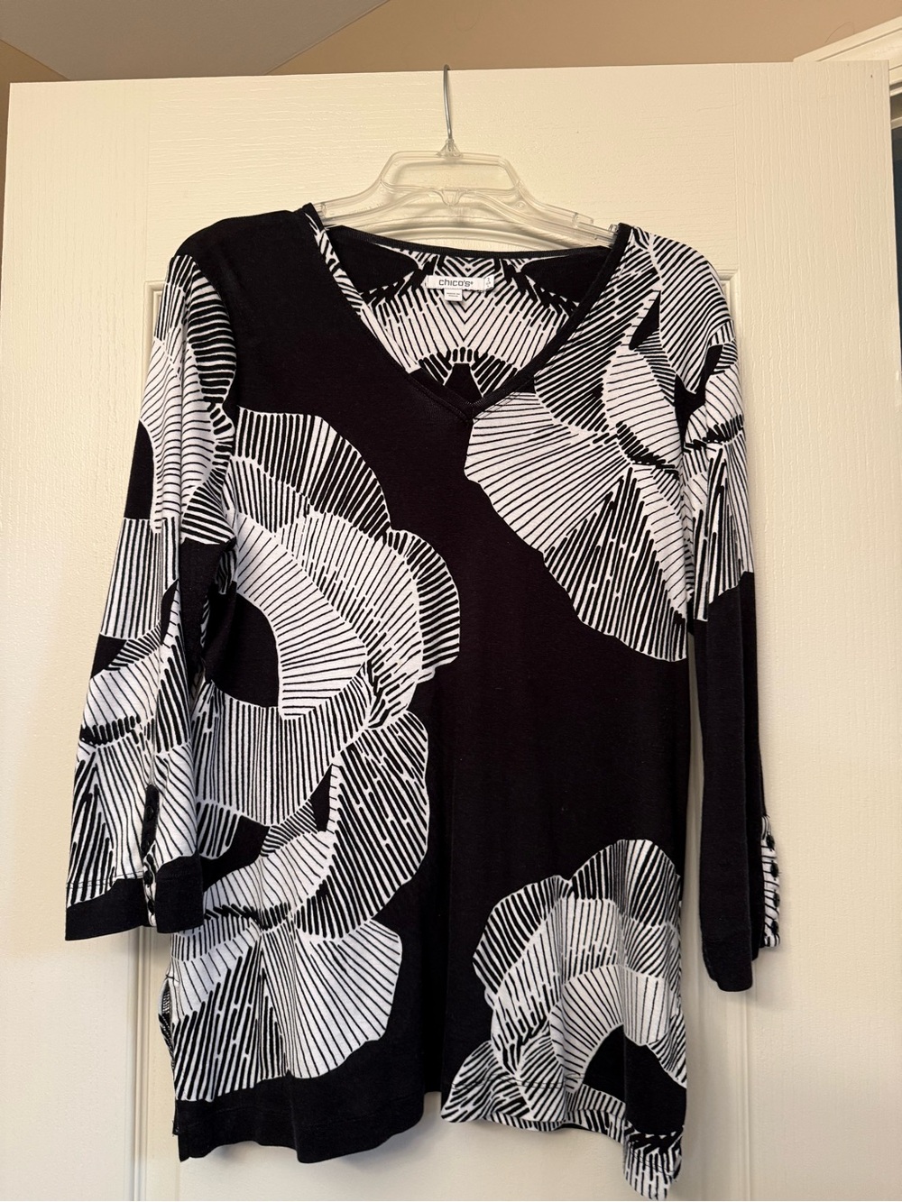 Chico's Black & White V-Neck Long Sleeve Floral-Stripe Tunic